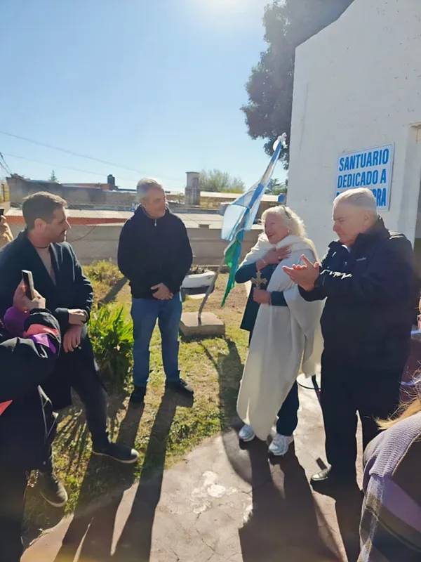 Foto exterior con autoridades en el santuario a Pancho Sierra